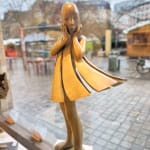 Engel passeert Isabel Miramontes dansend meisje sculptuur monumentale sculptuur tuinsculptuur hedendaagse bronzen sculptuur een mooi meisje verrast door haar jurk die door de wind wordt opgeblazen Art Yi-galerij Kunstgalerij Brussel