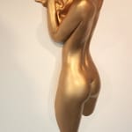 Près de moi sculpture dorée au mur Marc de Corte sculpture femme dansante sculpture fille sculpture danse sculpture humaine nue sculpture murale sculpture bronze sculpture contemporaine Galerie Art Yi Galerie d'art de Bruxelles