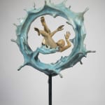 Floating of thought Liang Binbin hedendaagse sculptuur bronzen sculptuur een zwemmende vrouw sculptuur door een watercirkel een blauwe golf sculptuur blauwe zee sculptuur watersculptuur Art Yi galerie Brusselse kunstgalerie