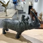 Rhinocéros jouant avec petite fille mignon animal et enfant sculpture contemporaine en bronze sophie verger