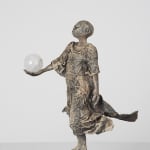 Visionaire lieven d'haese hedendaagse bronzen sculptuur een jongen die een kristallen bol vasthoudt sculptuur van verbeelding Art Yi kind sculptuur kinderdroom kunstgalerie in brussel