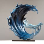 potenti onde scultura in bronzo contemporanea Liang Binbin artista cinese scultura del mare blu una bella ragazza che nuota o fa surf in una grande arte della scultura delle onde