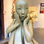 Angelo passa Isabel miramontes ragazza danzante scultura scultura monumentale scultura da giardino scultura contemporanea in bronzo una bella ragazza sorpresa del suo vestito che salta in aria per il vento Galleria Art Yi Galleria d'arte di Bruxelles