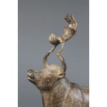 In de Arena of My Favorite Bull schattig kind en schattig dier hedendaagse bronzen os sculptuur Sophie Verger