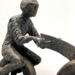 soixante motocycliste sculpture en bronze contemporaine d'un garçon à cheval sur une moto lieven d'haese art sculpture sport art vous galerie d'art à bruxelles