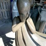 Engel geht vorbei Isabel Miramontes Skulptur eines tanzenden Mädchens monumentale Skulptur Gartenskulptur zeitgenössische Bronzeskulptur ein schönes Mädchen überrascht, dass ihr Kleid vom Wind weggeweht wird Art Yi Galerie Brüsseler Kunstgalerie
