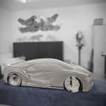 Chirona Luxus-Rennwagenskulptur. Jean Paul Kala zeitgenössische Autoskulptur Art Yi-Galerie Brüsseler Kunstgalerie