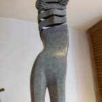 Isabel Miramontes hedendaagse bronzen sculptuur abstracte kunst sculptuur decoratie design minimalisme intimideerde een naakte vrouw sculptuur die uit haar zwempak aan zee komt