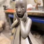 Engel geht vorbei Isabel Miramontes Skulptur eines tanzenden Mädchens monumentale Skulptur Gartenskulptur zeitgenössische Bronzeskulptur ein schönes Mädchen überrascht, dass ihr Kleid vom Wind verweht wird Art Yi Galerie Brüsseler Kunstgalerie