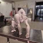 gorillasculptuur dierensculptuur hedendaagse beeldhouwkunst Jean Paul Kala Art Yi-galerij brusselse kunstgalerij