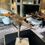 Modus Vivendi cheer sculptuur Isabel Miramontes tuinsculptuur tuinontwerp tuindecoratie kunst hedendaagse beeldhouwkunst bronzen sculptuur interieurontwerp in hotel Barsey door Warwick Art Yi-galerij Kunstgalerij in Brussel