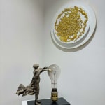 Visionary XL met lichtgevende jongen sculptuur, bronzen sculptuur van Lieven d'Haese, tuinsculptuur van een jongen die zijn armen opent om een ​​gloeilamp in zijn handen aan te steken met verbeeldingskracht, magie, droom, hedendaagse kunstsculptuur, licht, interieurontwerp in de Art Yi galerie in Brussel.