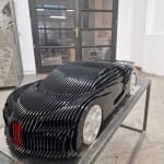 Sculpture de voiture de course de luxe noire Chirona Sculpture de voiture contemporaine Jean Paul Kala Galerie Art Yi Galerie d'art de Bruxelles