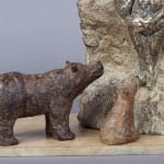 Sculpture ours préhistorique Sophie Verger sculpture animalière collection ours sculpture contemporaine deux petits ours visitent un rocher avec peinture d'une femme préhistorique collection d'art Galerie Art Yi Galerie d'art de Bruxelles