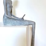 répondez-moi hedwige leroux sculpture contemporaine bronze art belle et fine femme regardant sur son smartphone et attendant une réponse art yi art gallery brussels