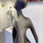 Promesse Isabel Miramontes sculpture de jardin sculpture contemporaine de femme sculpture de mer sculpture de vent une femme en robe ou une mère contre le vent marin faisant une promesse à son enfant pleine de liberté et d'amour Galerie Art Yi Galerie d'art de Bruxelles