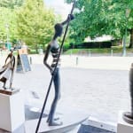 inboorling mooi meisje op een boot hedendaags brons tuinbeeld monumentaal beeldhouwwerk isabel miramontes tuindecoratie ontwerp zwembad stoel kunst yi galerij brussel