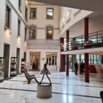 Primavera tanzende Mädchenskulptur Isabel Miramontes Gartenskulptur Gartengestaltung Gartendekoration Kunst zeitgenössische Skulptur Bronzeskulptur Innenarchitektur im Hotel Barsey von Warwick Art Yi Galerie Brüsseler Kunstgalerie