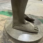 Engel passeert Isabel Miramontes dansend meisje sculptuur monumentale sculptuur tuinsculptuur hedendaagse bronzen sculptuur een mooi meisje verrast door haar jurk die door de wind wordt opgeblazen Art Yi-galerij Kunstgalerij Brussel
