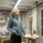 Montmartre contemporary woman sculpture paris girl sculpture Hedwige Leroux bronze sculpture contemporary woman sculpture city girl sculpture are Art Yi gallery Brussels art gallery