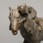 het geheime schattige kind en het schattige dier eigentijdse bronzen paardenbeeld sophie verger
