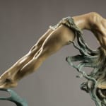 Herz des Horizonts Liang Binbin zeitgenössische Skulptur Bronzeskulptur eine schwimmende Frau Skulptur springt in einen Wasserkreis, der mit der blauen Aquawelle und dem Meer eine Herzform der Liebe bildet Skulptur Wasserskulptur Art Yi-Galerie Brüsseler Kunstgalerie