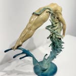 Herz des Horizonts Liang Binbin zeitgenössische Skulptur Bronzeskulptur eine schwimmende Frau Skulptur springt in einen Wasserkreis, der mit der blauen Aquawelle und dem Meer eine Herzform der Liebe bildet Skulptur Wasserskulptur Art Yi-Galerie Brüsseler Kunstgalerie