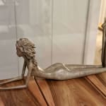 kunsttentoonstelling hedwige leroux mooi en fijn hedendaags bronzen beeld van stadsvrouw met smartphone en droom kunstgalerij brussel