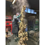 Colonne de lionceaux sculpture monumentale chien collection de chien sculpture de jardin sculpture animale contemporaine en bronze sophie verger art yi galerie d'art bruxelles