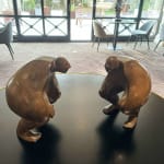 Dialogue des sourds sculpture sumo Isabel Miramontes sculpture contemporaine sculpture en bronze design d'intérieur à l'hôtel Barsey par Warwick Art Yi gallery Galerie d'art de Bruxelles
