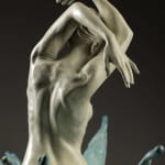 Sculpture contemporaine en bronze de Liang Binbin, artiste chinois, représentant une jeune fille nageant ou dansant dans une grande vague. Exposition à la galerie Art Yi à Bruxelles.