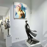 Belofte Isabel Miramontes tuinsculptuur hedendaagse sculptuur van vrouwensculptuur zeesculptuur windsculptuur een vrouw in een jurk of een moeder tegen de zeewind die een belofte doet aan haar kind vol vrijheid en liefde Art Yi-galerij Brusselse kunstgalerij