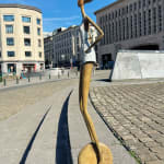 Liberté urbaine sculpture contemporaine de femme de Hedwige Leroux fille de ville moderne sur une roue promenade en ville sculpture en bronze sculpture figurative à la galerie Art Yi à Bruxelles
