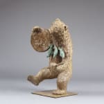 Drum Shaman Bear schattige en schattige beer die drumt en danst hedendaagse bronzen beer beeldhouwkunst sophie verger
