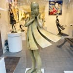 Ange passe Isabel Miramontes sculpture de danseuse sculpture monumentale sculpture de jardin sculpture contemporaine en bronze une belle fille surprise de sa robe soufflée par le vent Galerie Art Yi Galerie d'art de Bruxelles