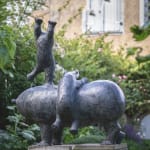 En pleine forme sculpture d'hippopotame Sophie Verger sculpture animalière sculpture en bronze sculpture contemporaine pour jardin sculpture art design de jardin design d'intérieur adorable hippopotame jouant et sautant dans les airs Galerie Art Yi Galerie d'art de Bruxelles