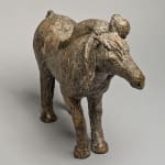 het geheime schattige kind en het schattige dier eigentijdse bronzen paardenbeeld sophie verger