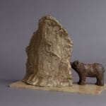 Prehistorische berensculptuur Sophie Verger dierensculptuur berencollectie hedendaagse sculptuur twee kleine beren bezoeken een rots met schilderij van een prehistorische vrouw kunstcollectie Art Yi-galerij Brusselse kunstgalerij