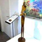 Isabel Miramontes hedendaagse bronzen sculptuur abstracte kunst sculptuur decoratie ontwerp een minimalisme sculptuur een man die een slok filosofie sculptuur eet