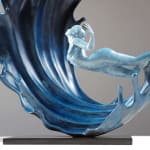 machtige golven hedendaagse bronzen sculptuur Liang Binbin Chinese kunstenaar blauwe zee sculptuur een mooi meisje zwemmen of surfen in een grote golf sculptuur kunst