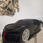 Chirona schwarze Luxus-Rennwagenskulptur Jean Paul Kala zeitgenössische Autoskulptur Art Yi-Galerie Brüsseler Kunstgalerie
