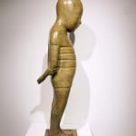 Le petit homme Isabel Miramontes bon garçon mignon sculpture garçon debout avec des figures sculpture figurative sculpture contemporaine art Galerie Art Yi Galerie d'art de Bruxelles