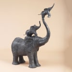 Chacun à son tour sculpture éléphant de Sophie Verger sculpture contemporaine sculpture animalière sculpture en bronze art une mère éléphant joue avec ses deux petits éléphanteaux sur sa trompe et essaie d'attraper le ciel et de jouer dans le cirque sculpture de jardin design d'intérieur chez Art Yi Galerie d'art de Bruxelles