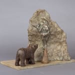 Scultura di orso preistorico Sophie Verger scultura di animali collezione di orsi scultura contemporanea due piccoli orsi visitano una roccia con dipinto di una donna preistorica collezione d'arte Galleria Art Yi Galleria d'arte di Bruxelles