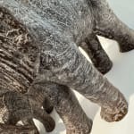 Tussen vader en moeder sculptuur Sophie Verger dierensculptuur olifantencollectie olifantenfamilie hedendaagse sculptuur twee olifantenouders beschermen en lopen samen met hun kleine olifantenbaby samen kunstcollectie olifantencollectie Art Yi-galerij Brusselse kunstgalerij