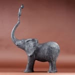 op de kofferbak schattig meisje staande op een olifant sculptuur hedendaags bronzen dierenbeeld sophie verger art yi brussels kunstgallerij