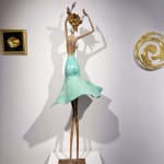 Maanlicht dansend meisje sculptuur van Hedwige Leroux hedendaagse bronzen sculptuur danseres vrouw sculptuur een meisje in een groene jurk die vrijelijk danst Art Yi galerie in Brussel