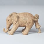 kleine greep op olifant sculptuur meisjessculptuur van Sophie Verger bronzen sculptuur dierensculptuur hedendaagse sculptuur kunst interieurontwerp Art Yi galerie Brusselse kunstgalerie