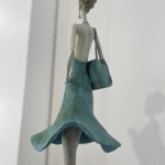 la cinquième avenue femme sculpture une jeune fille portant son chihuahua dans un sac sculpture figurative art contemporain Hedwige Leroux Galerie Art Yi Galerie d'art de Bruxelles