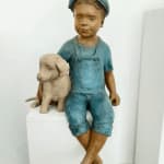 Gavroche, mijn beste vriendin, Sylvie Gaudissart, kindersculptuur sylvie debray Gaudissart bronzen kunst sylvie debray een jongen die met een schattige hond zit puppy kunstgalerie brussel belgische art yi